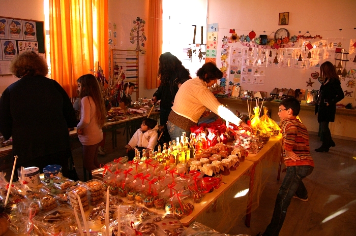 PICT1694 small KALYVES BAZAAR BUYERS.jpg - 310836 Bytes